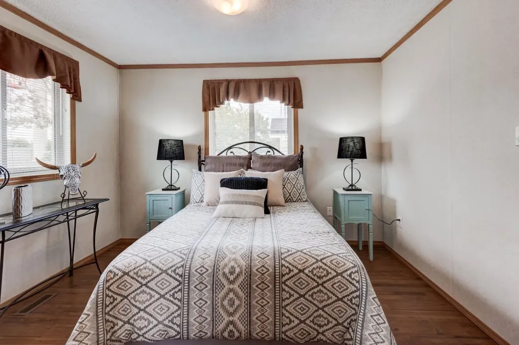 6724 17 Avenue SE Calgary AB T2A 0W5