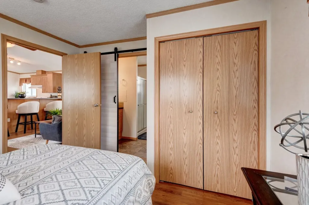 6724 17 Avenue SE Calgary AB T2A 0W5
