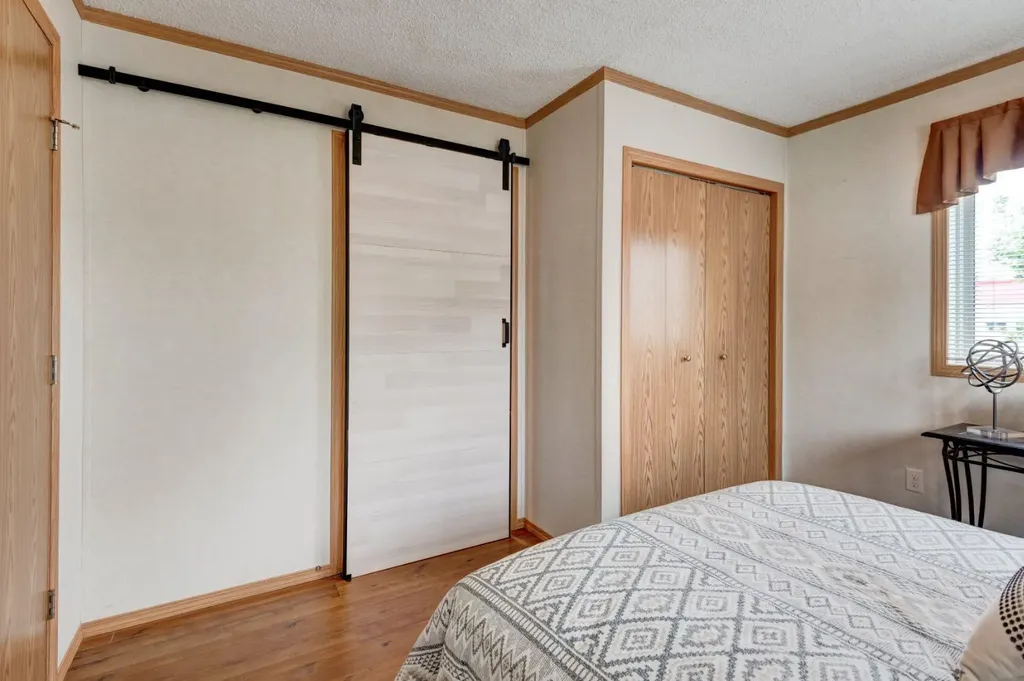 6724 17 Avenue SE Calgary AB T2A 0W5