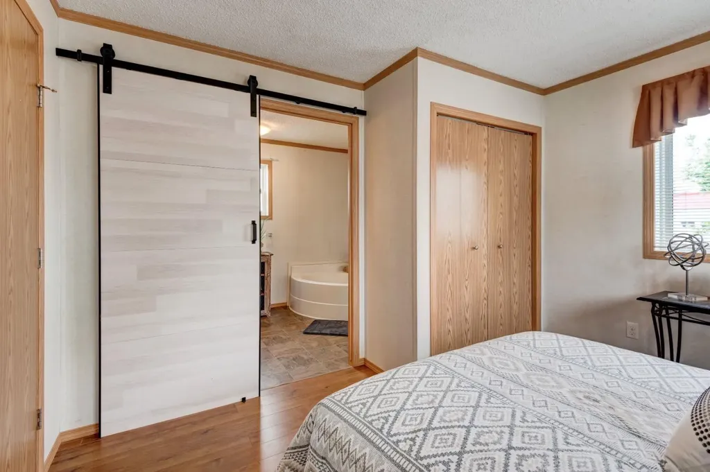 6724 17 Avenue SE Calgary AB T2A 0W5