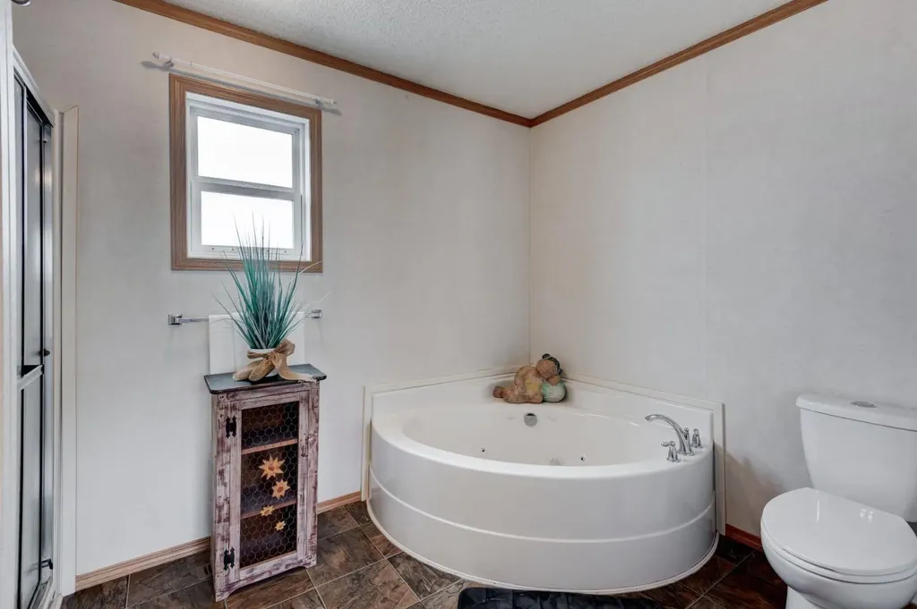 6724 17 Avenue SE Calgary AB T2A 0W5