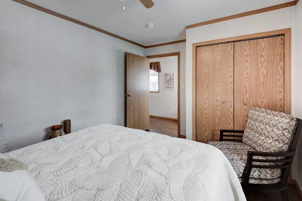 6724 17 Avenue SE Calgary AB T2A 0W5