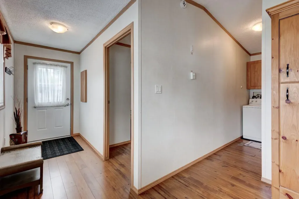 6724 17 Avenue SE Calgary AB T2A 0W5