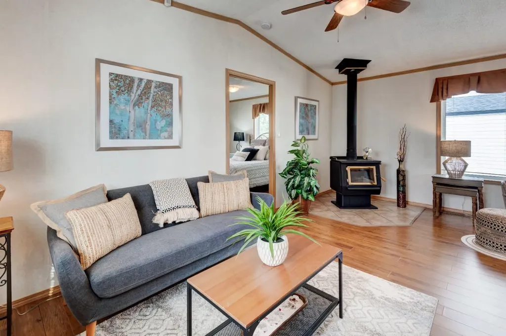 6724 17 Avenue SE Calgary AB T2A 0W5