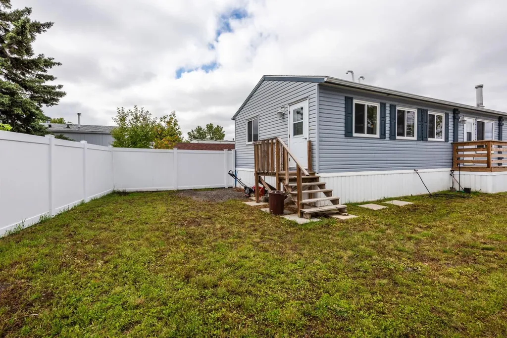 6724 17 Avenue SE Calgary AB T2A 0W5