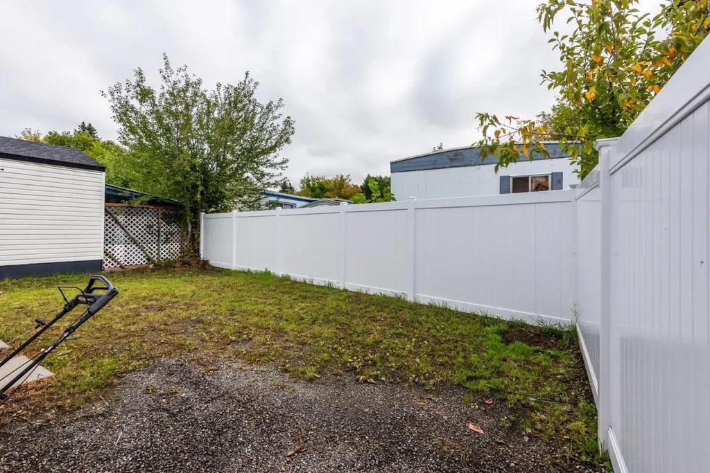 6724 17 Avenue SE Calgary AB T2A 0W5