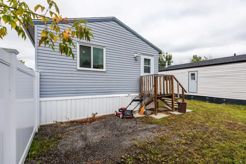 6724 17 Avenue SE Calgary AB T2A 0W5