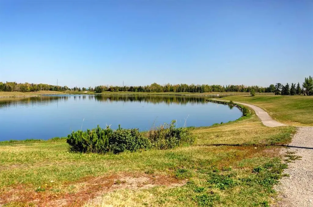 6724 17 Avenue SE Calgary AB T2A 0W5