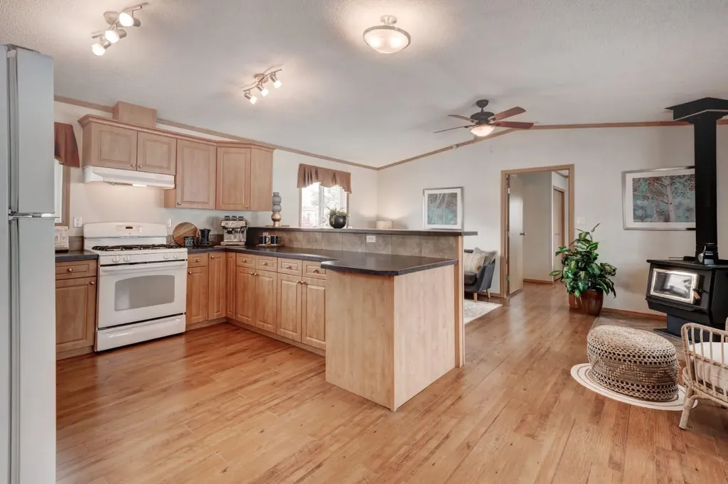 6724 17 Avenue SE Calgary AB T2A 0W5