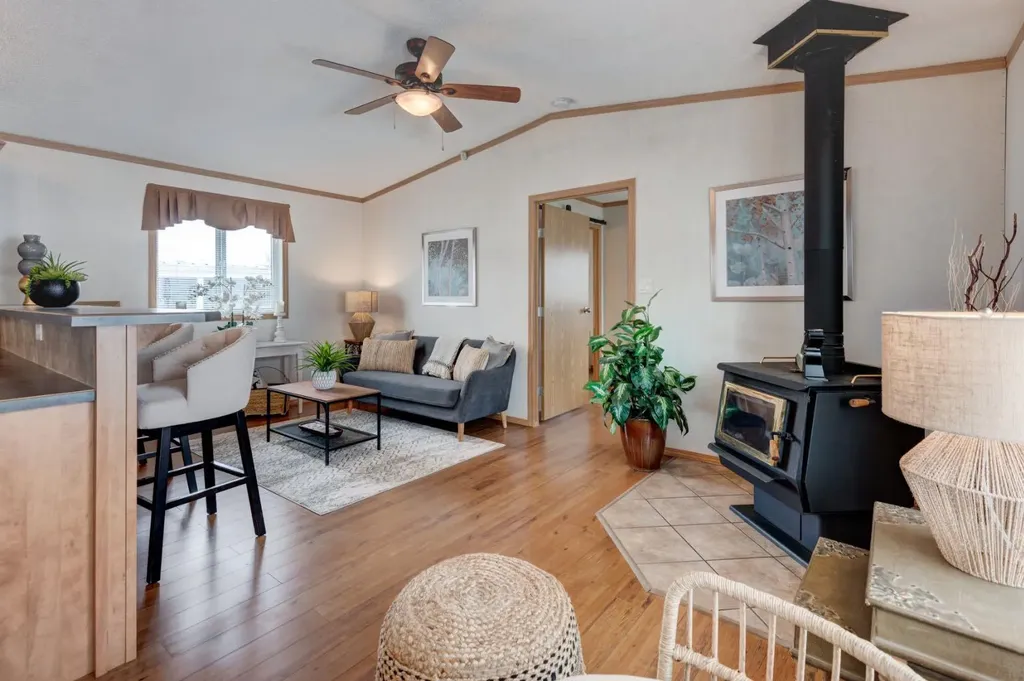 6724 17 Avenue SE Calgary AB T2A 0W5