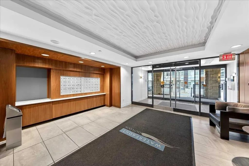 51 Waterfront Mews SW Calgary AB T2P 0X3