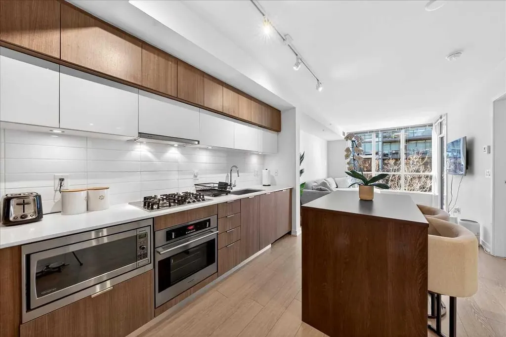 51 Waterfront Mews SW Calgary AB T2P 0X3