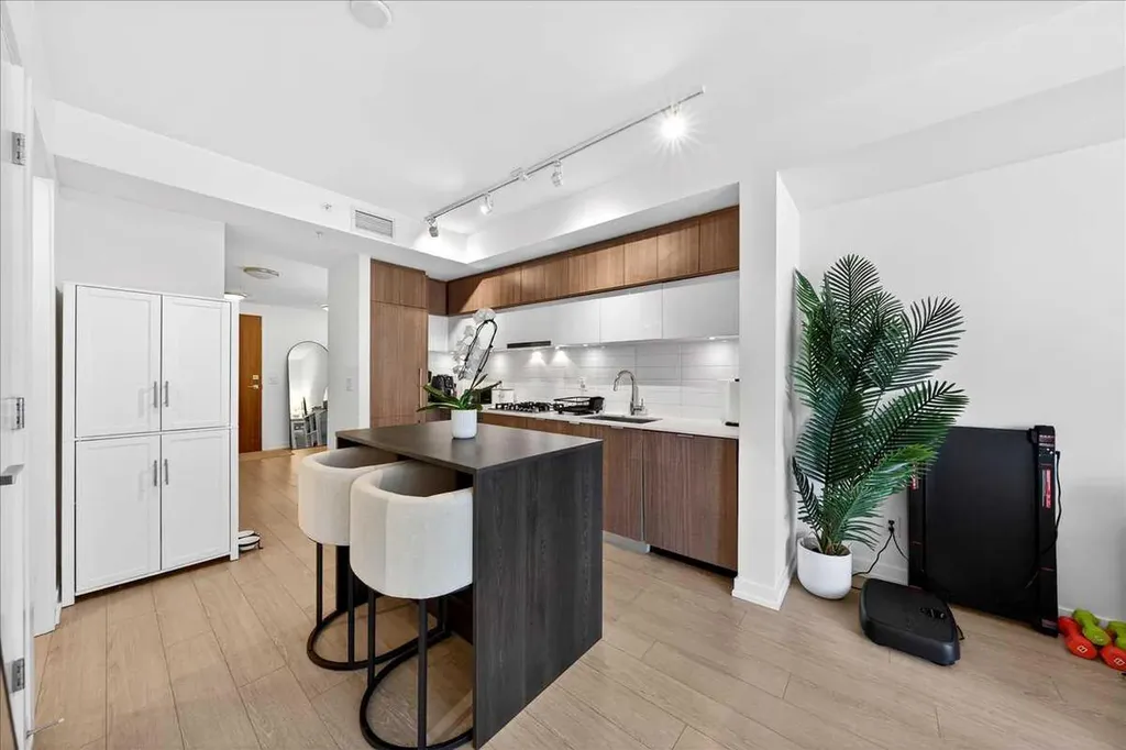 51 Waterfront Mews SW Calgary AB T2P 0X3