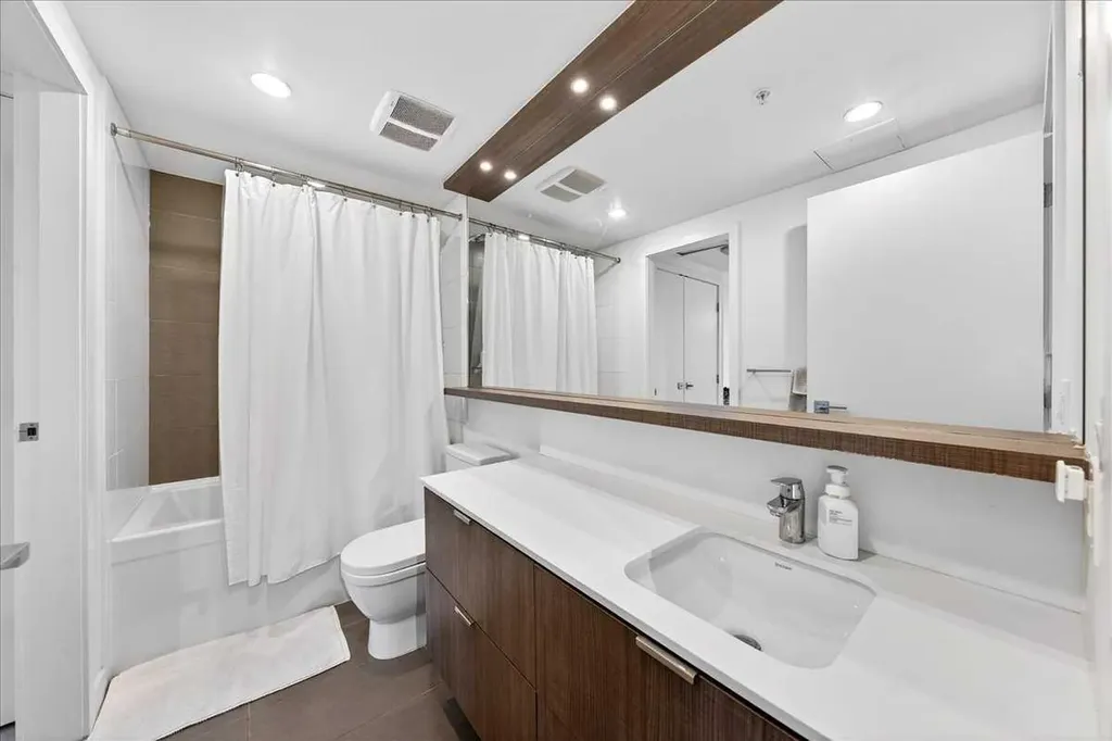 51 Waterfront Mews SW Calgary AB T2P 0X3
