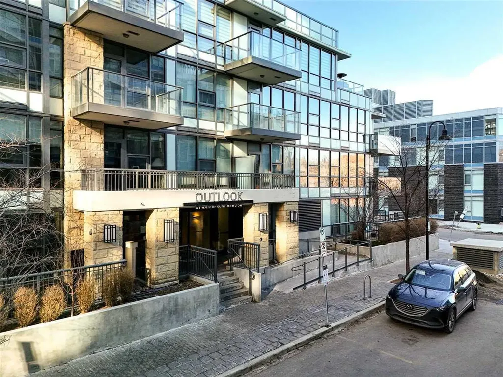 51 Waterfront Mews SW Calgary AB T2P 0X3