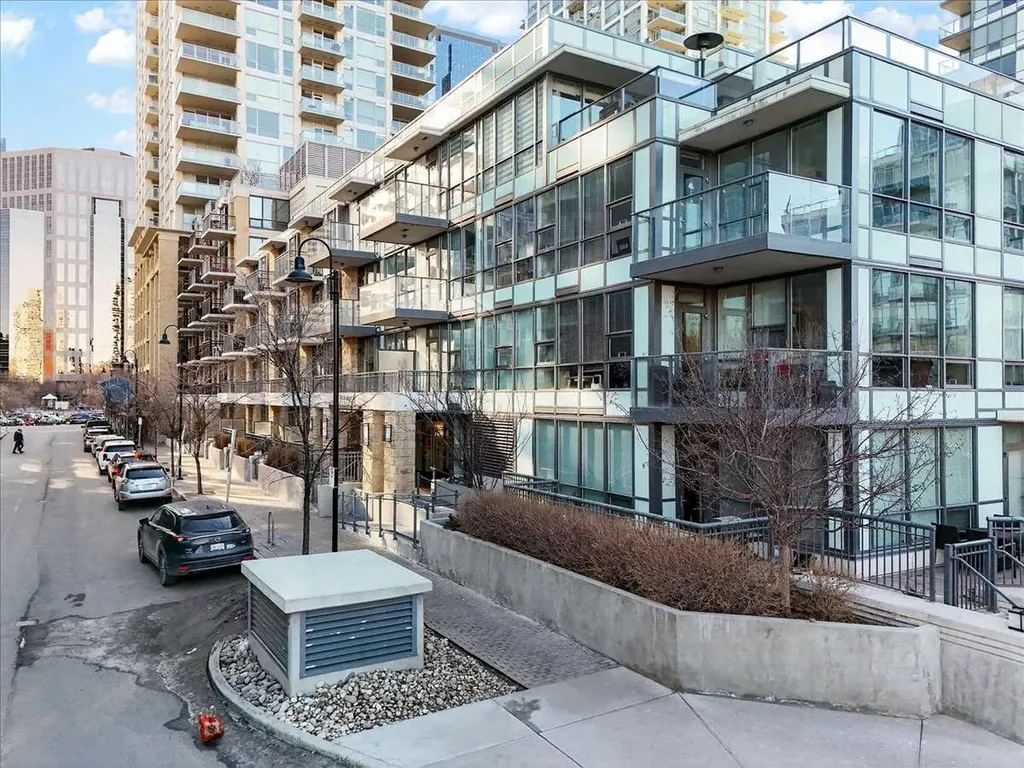 51 Waterfront Mews SW Calgary AB T2P 0X3