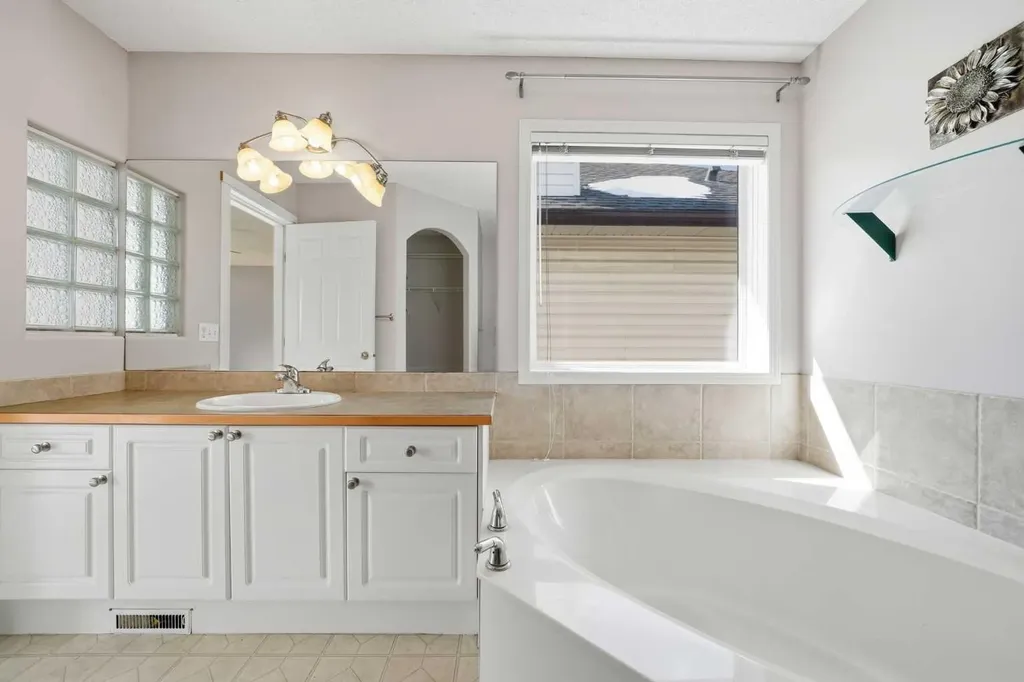 1076 Cranston Drive SE Calgary AB T3M 1A4