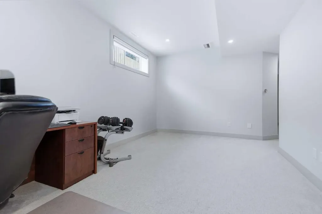 5324 49 Avenue Lacombe AB T4L 1S6
