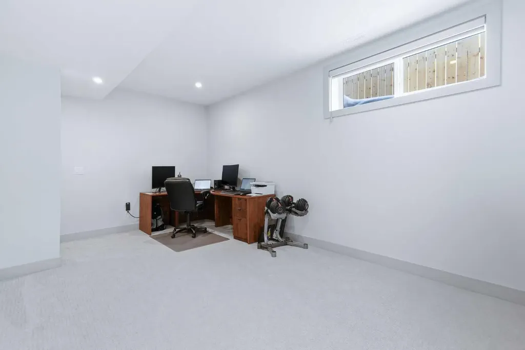 5324 49 Avenue Lacombe AB T4L 1S6