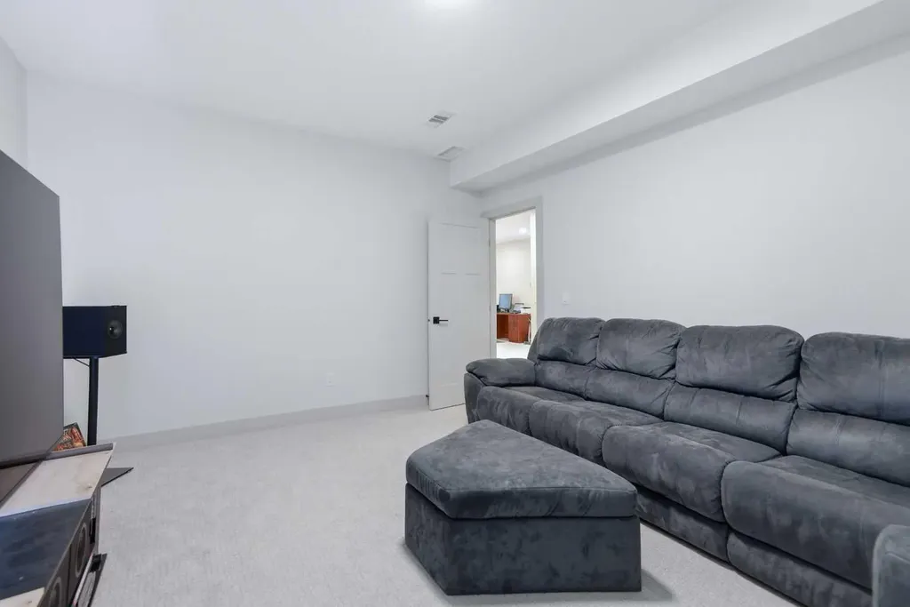 5324 49 Avenue Lacombe AB T4L 1S6