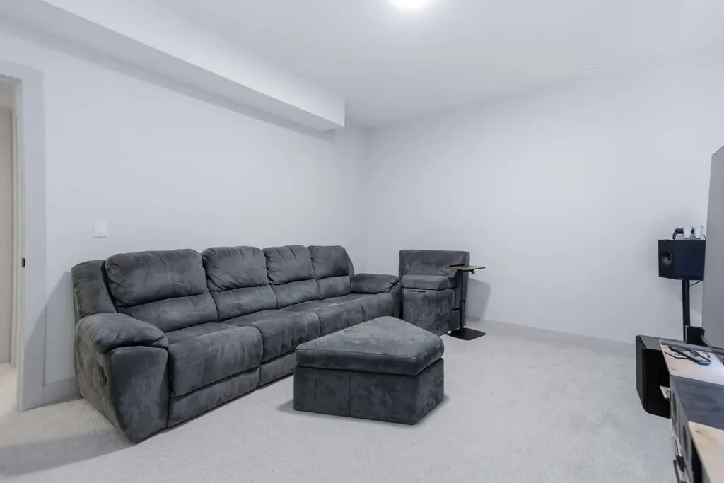 5324 49 Avenue Lacombe AB T4L 1S6