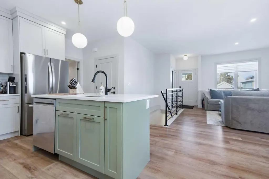 5324 49 Avenue Lacombe AB T4L 1S6