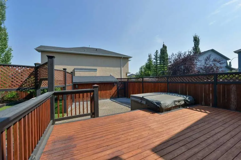 6 Royal Birkdale Court NW Calgary AB T3G 5R5