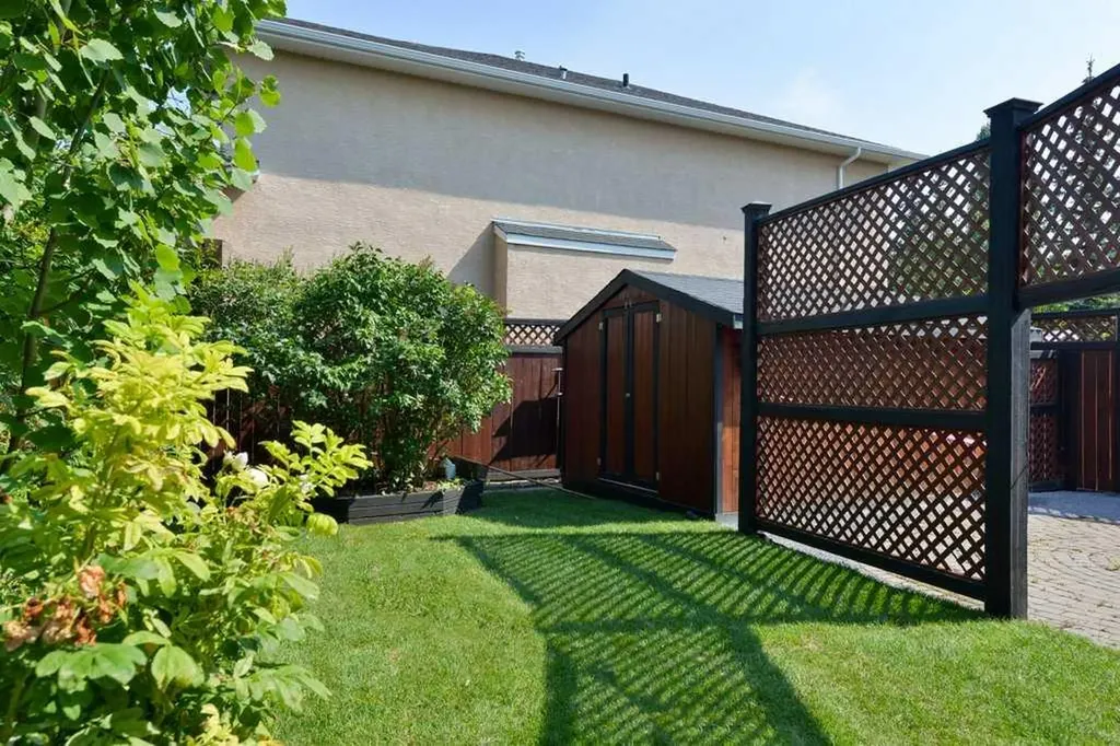 6 Royal Birkdale Court NW Calgary AB T3G 5R5