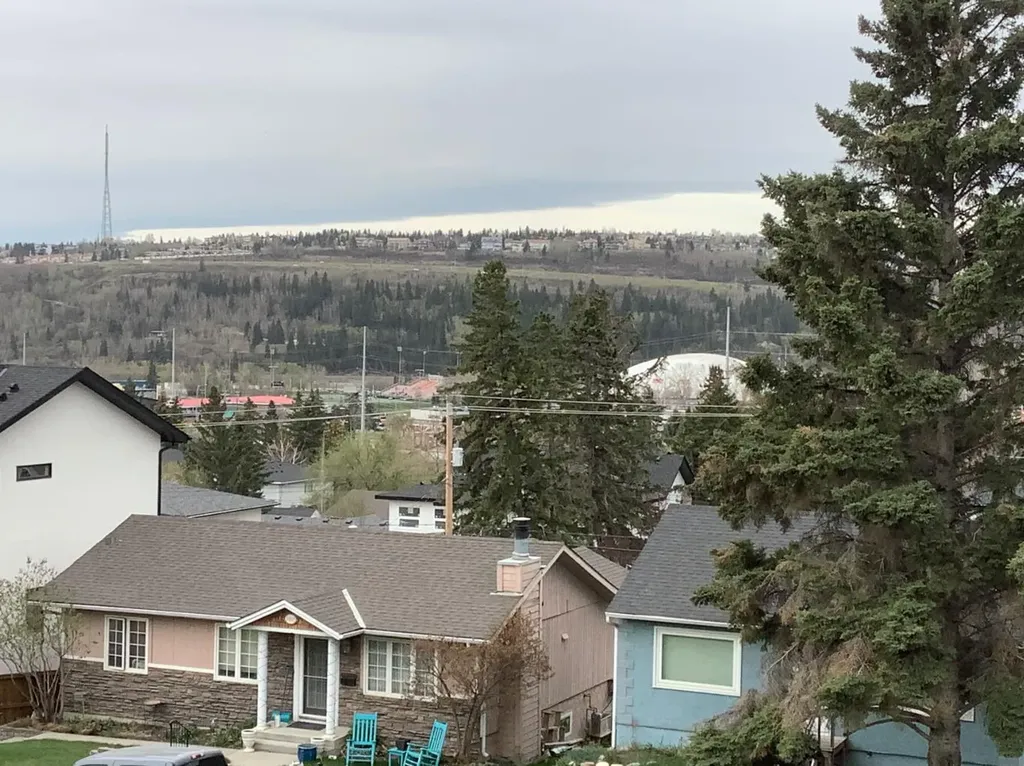 5212 22 Avenue NW Calgary AB T3B 0Y9