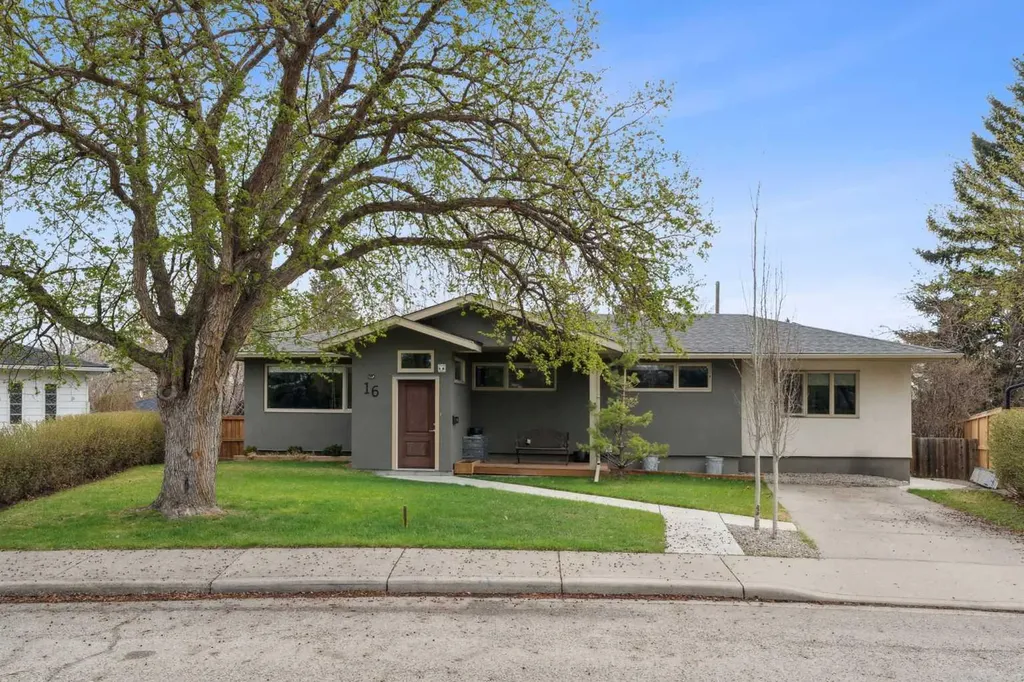 16 Meadowlark Crescent SW Calgary AB T2V 1Z1