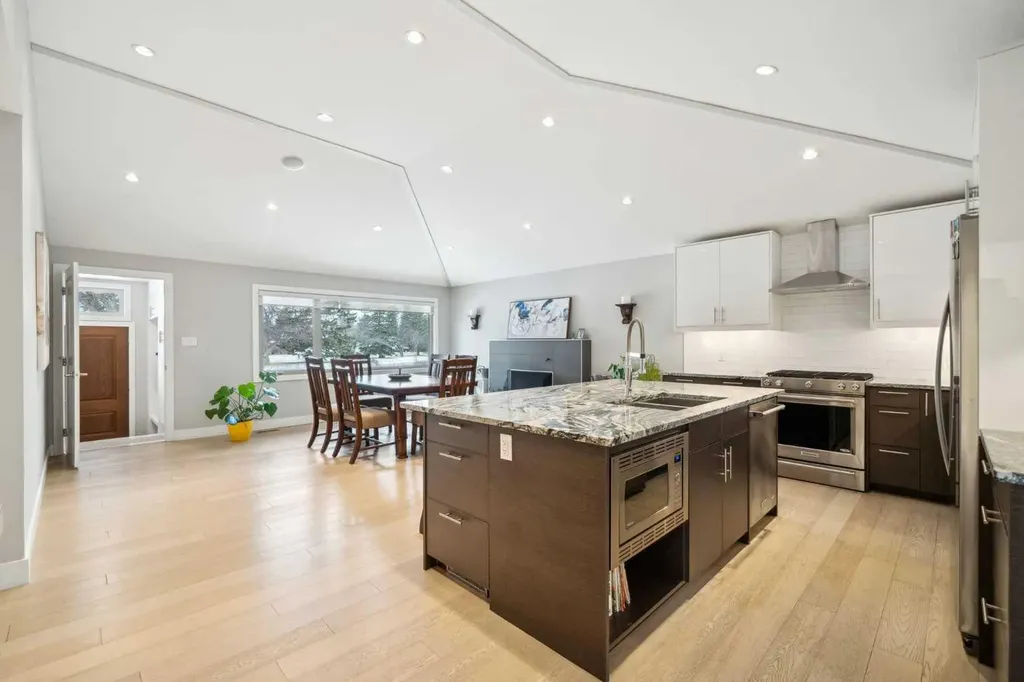 16 Meadowlark Crescent SW Calgary AB T2V 1Z1