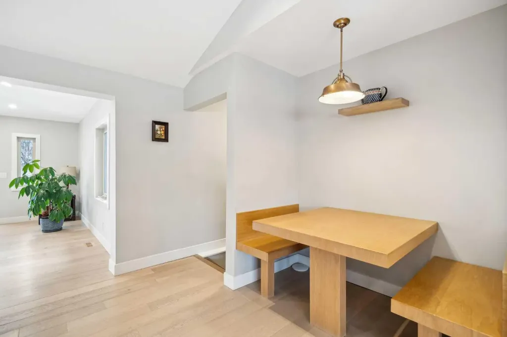 16 Meadowlark Crescent SW Calgary AB T2V 1Z1