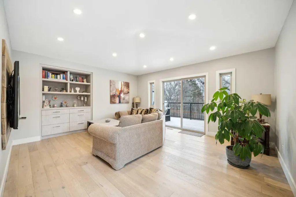 16 Meadowlark Crescent SW Calgary AB T2V 1Z1