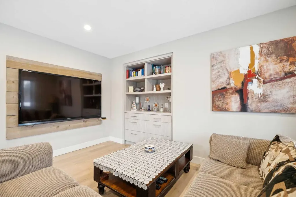 16 Meadowlark Crescent SW Calgary AB T2V 1Z1