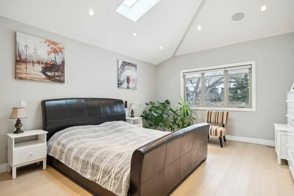16 Meadowlark Crescent SW Calgary AB T2V 1Z1