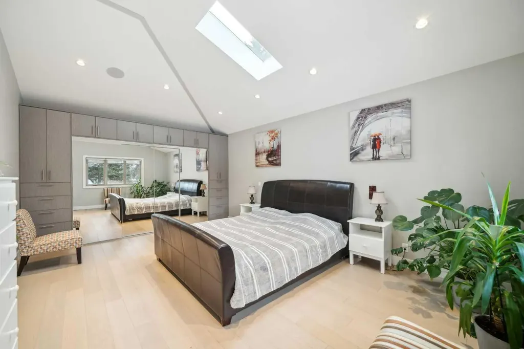 16 Meadowlark Crescent SW Calgary AB T2V 1Z1