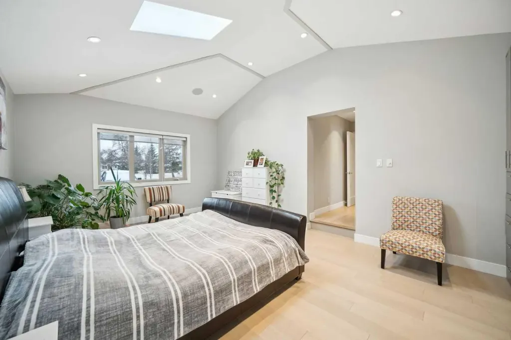 16 Meadowlark Crescent SW Calgary AB T2V 1Z1