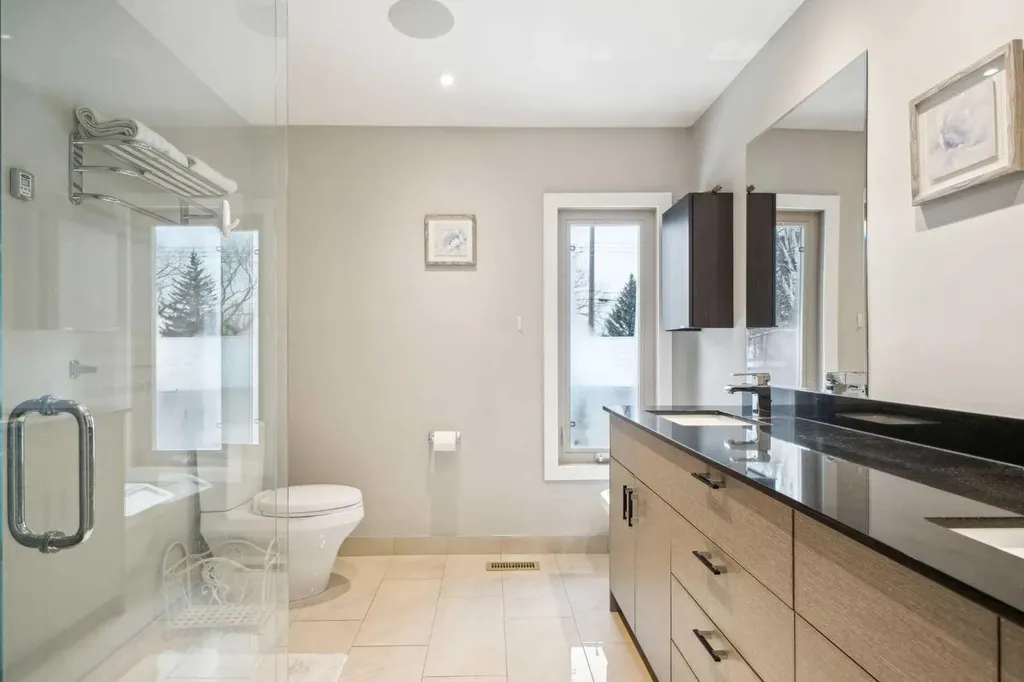 16 Meadowlark Crescent SW Calgary AB T2V 1Z1