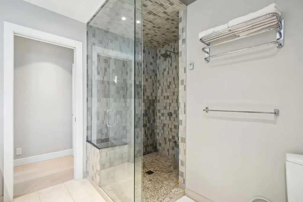 16 Meadowlark Crescent SW Calgary AB T2V 1Z1