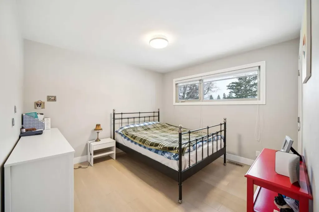 16 Meadowlark Crescent SW Calgary AB T2V 1Z1