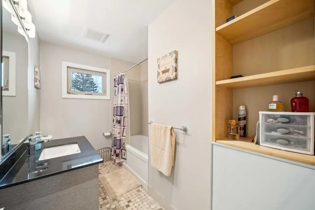 16 Meadowlark Crescent SW Calgary AB T2V 1Z1