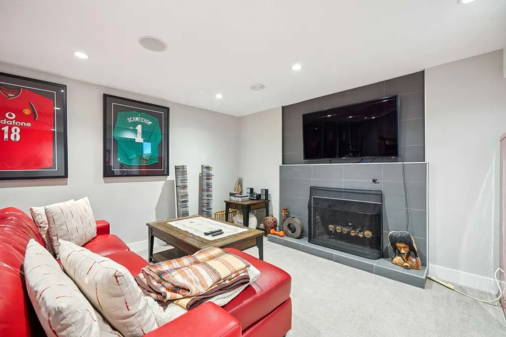 16 Meadowlark Crescent SW Calgary AB T2V 1Z1