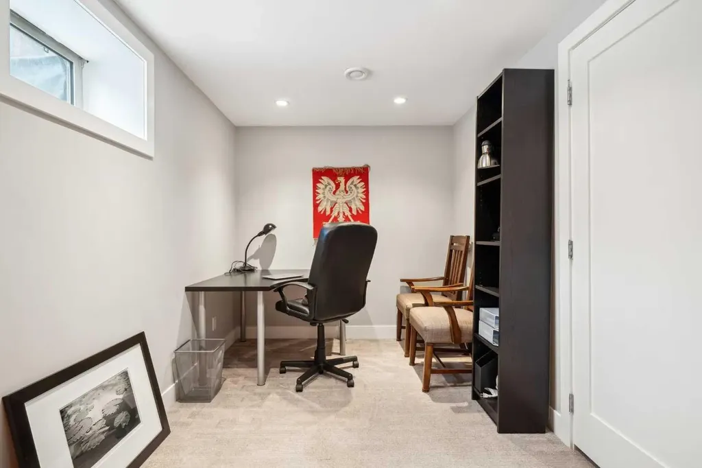 16 Meadowlark Crescent SW Calgary AB T2V 1Z1