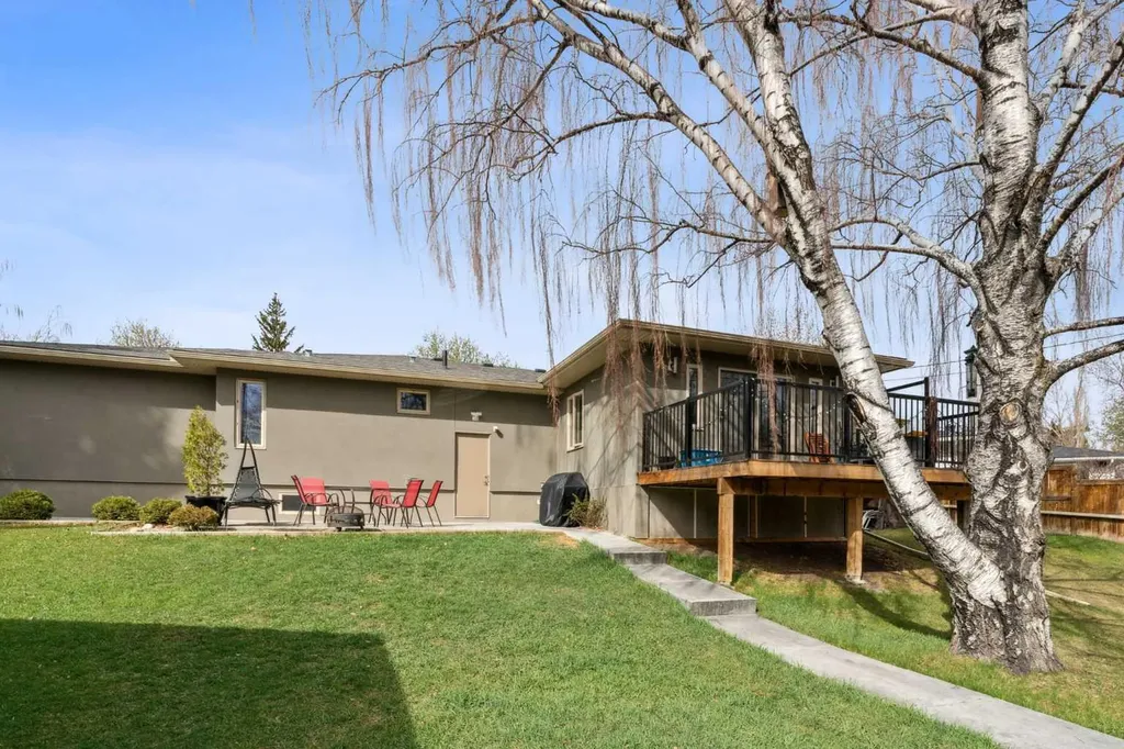 16 Meadowlark Crescent SW Calgary AB T2V 1Z1