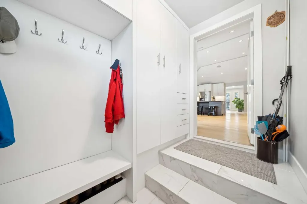 16 Meadowlark Crescent SW Calgary AB T2V 1Z1