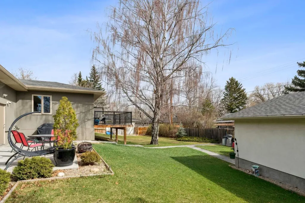 16 Meadowlark Crescent SW Calgary AB T2V 1Z1