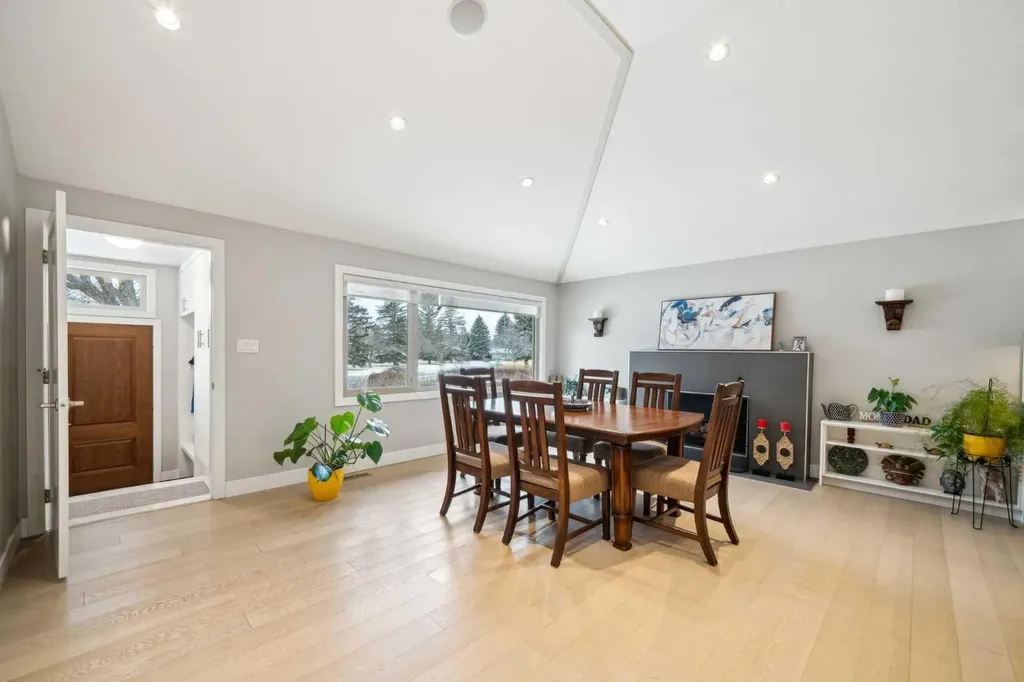 16 Meadowlark Crescent SW Calgary AB T2V 1Z1