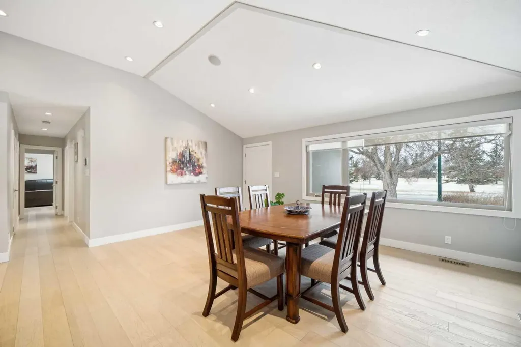 16 Meadowlark Crescent SW Calgary AB T2V 1Z1