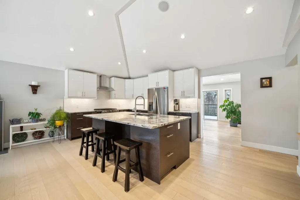 16 Meadowlark Crescent SW Calgary AB T2V 1Z1