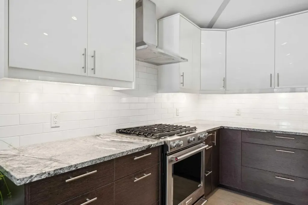 16 Meadowlark Crescent SW Calgary AB T2V 1Z1